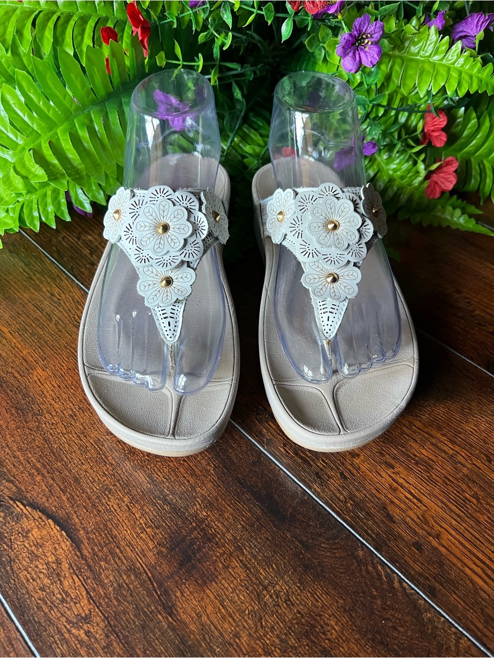 Size 6 FitFlop Women's Beige Floral Thong Sandals with Gold Accents - Picture 5 of 13